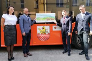 16.05.2022. Działoszyce. Pierwszy kurs elektrycznego autobusu marki Solaris. Na zdjęciu (od lewej): Katarzyna Bochniak - zastępca burmistrza Działoszyc, Stanisław Porada - burmistrz Działoszyc, poseł Bartłomiej Dorywalski, Marcin Szymbra - dyrektor szkoły w Działoszycach / Marta Gajda-Kruk / Radio Kielce