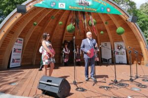 21.05.2022. Busko-Zdrój. 46. edycja Buskich Spotkań z Folklorem. Na zdjęciu (w środku): Waldemar Sikora - busmistrz Buska-Zdroju / Marta Gajda-Kruk / Radio Kielce