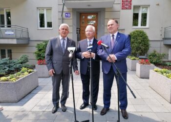 31.05.2022. Briefing prasowy posła Krzysztofa Lipca. w Busku-Zdroju. Na zdjęciu (od lewej): Waldemar Sikora, burmistrz Buska-Zdroju, poseł Krzysztof Lipiec, poseł Marek Kwitek / Marta Gajda-Kruk / Radio Kielce