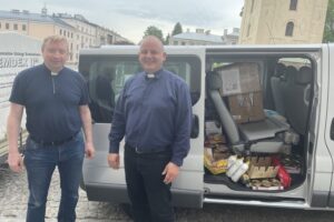 20.05.2022. Kielce. Dary dla mieszkańców Ukrainy od Caritas Diecezji Kieleckiej. Na zdjęciu (od lewej): o. Andrzej Rak i ks. Krzysztof Banasik - zastępca dyrektora Caritas Diecezji Kieleckiej / Iwona Murawska / Radio Kielce