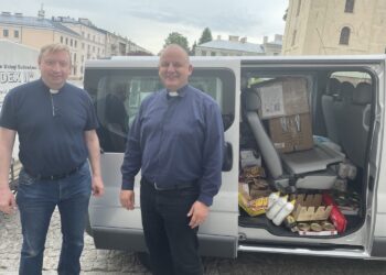 20.05.2022. Kielce. Dary dla mieszkańców Ukrainy od Caritas Diecezji Kieleckiej. Na zdjęciu (od lewej): o. Andrzej Rak i ks. Krzysztof Banasik - zastępca dyrektora Caritas Diecezji Kieleckiej / Iwona Murawska / Radio Kielce