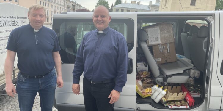 20.05.2022. Kielce. Dary dla mieszkańców Ukrainy od Caritas Diecezji Kieleckiej. Na zdjęciu (od lewej): o. Andrzej Rak i ks. Krzysztof Banasik - zastępca dyrektora Caritas Diecezji Kieleckiej / Iwona Murawska / Radio Kielce