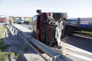 23.05.2022. Kostomłoty Pierwsze. Zderzenie busa i ciężarówki / Jarosław Kubalski / Radio Kielce