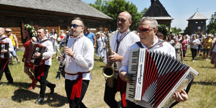 Tokarnia. „Jawor u źródeł kultury”. Korowód / Fot. Jarosław Kubalski - Radio Kielce