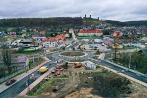 22.04.2022. Chęciny. Rondo u zbiegu ulic: Białe Zagłębie, Kieleckiej i Piłsudskiego / Jarosław Kubalski / Radio Kielce