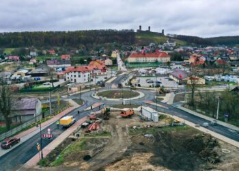 22.04.2022. Chęciny. Rondo u zbiegu ulic: Białe Zagłębie, Kieleckiej i Piłsudskiego / Jarosław Kubalski / Radio Kielce