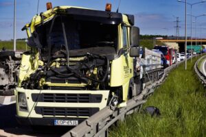 23.05.2022. Kostomłoty Pierwsze. Zderzenie busa i ciężarówki / Jarosław Kubalski / Radio Kielce