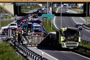 23.05.2022. Kostomłoty Pierwsze. Zderzenie busa i ciężarówki / Jarosław Kubalski / Radio Kielce