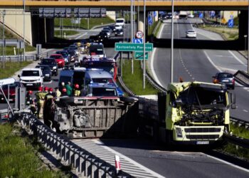 23.05.2022. Kostomłoty Pierwsze. Zderzenie busa i ciężarówki / Jarosław Kubalski / Radio Kielce