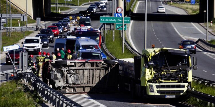 23.05.2022. Kostomłoty Pierwsze. Zderzenie busa i ciężarówki / Jarosław Kubalski / Radio Kielce