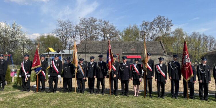 01.05.2022. Romanówka w gminie Dwikozy. Jubileusz 70-lecia istnienia jednostki OSP / Grażyna Szlęzak-Wójcik / Radio Kielce