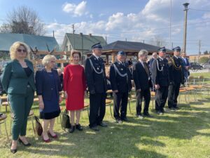 01.05.2022. Romanówka w gminie Dwikozy. Jubileusz 70-lecia istnienia jednostki OSP. Na zdjęciu (od lewej): w mundurach Bolesław Gradziński - członek zarządu krajowego OSP, Szymon Kołacz - prezes zarządu powiatowego OSP w Sandomierzu , Marek Łukaszek - wójt gminy Dwikozy. Waldemar Maruszczak - wiceprezes zarządu powiatowego OSP w Sandomierzu, st . kpt Andrzej Włodarczyk - zastępca komendanta powiatowego PSP w Sandomierzu / Grażyna Szlęzak-Wójcik / Radio Kielce