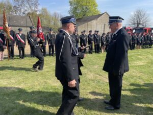 01.05.2022. Romanówka w gminie Dwikozy. Jubileusz 70-lecia istnienia jednostki OSP. Na zdjęciu (z prawej): Bolesław Gradziński - członek zarządu krajowego OSP / Grażyna Szlęzak-Wójcik / Radio Kielce