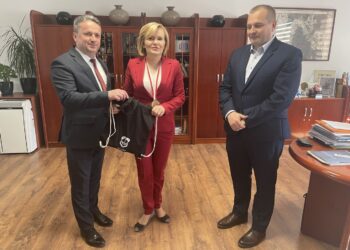 02.05.2022. Staszów. Na zdjęciu (od lewej):  Leszek Kopeć - burmistrz Staszowa, Anna Krupka - wiceminister sportu i turystyki z medalem  pamiątkowym i pakietem startowym Biegu Do Serca Kołłątaja, Tomasz Klimek - prezes Stowarzyszenia Aktywna Kraina / Grażyna Szlęzak-Wójcik / Radio Kielce