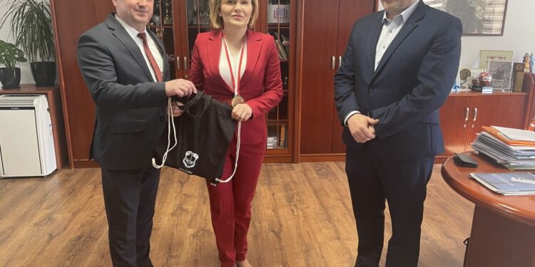 02.05.2022. Staszów. Na zdjęciu (od lewej):  Leszek Kopeć - burmistrz Staszowa, Anna Krupka - wiceminister sportu i turystyki z medalem  pamiątkowym i pakietem startowym Biegu Do Serca Kołłątaja, Tomasz Klimek - prezes Stowarzyszenia Aktywna Kraina / Grażyna Szlęzak-Wójcik / Radio Kielce