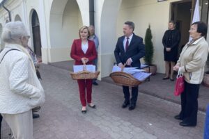 02.05.2022. Staszów. Flagi dla mieszkańców. Na zdjęciu (w środku): Anna Krupka - wiceminister sportu i turystyki i Leszek Kopeć - burmistrz Staszowa / Grażyna Szlęzak-Wójcik / Radio Kielce