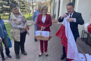 02.05.2022. Staszów. Flagi dla mieszkańców. Na zdjęciu (po prawej): Anna Krupka - wiceminister sportu i turystyki i Leszek Kopeć - burmistrz Staszowa / Grażyna Szlęzak-Wójcik / Radio Kielce