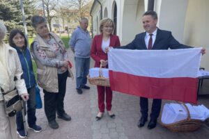 02.05.2022. Staszów. Flagi dla mieszkańców. Na zdjęciu (po prawej): Anna Krupka - wiceminister sportu i turystyki i Leszek Kopeć - burmistrz Staszowa / Grażyna Szlęzak-Wójcik / Radio Kielce