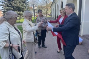 02.05.2022. Staszów. Flagi dla mieszkańców. Na zdjęciu (po prawej): Anna Krupka - wiceminister sportu i turystyki i Leszek Kopeć - burmistrz Staszowa / Grażyna Szlęzak-Wójcik / Radio Kielce