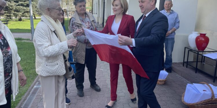 02.05.2022. Staszów. Flagi dla mieszkańców. Na zdjęciu (po prawej): Anna Krupka - wiceminister sportu i turystyki i Leszek Kopeć - burmistrz Staszowa / Grażyna Szlęzak-Wójcik / Radio Kielce