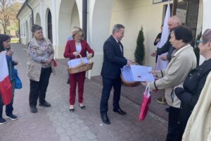 02.05.2022. Staszów. Flagi dla mieszkańców. Na zdjęciu (w środku): Anna Krupka - wiceminister sportu i turystyki i Leszek Kopeć - burmistrz Staszowa / Grażyna Szlęzak-Wójcik / Radio Kielce