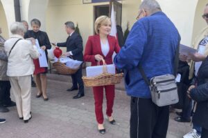 02.05.2022. Staszów. Flagi dla mieszkańców. Na zdjęciu (w środku): Leszek Kopeć - burmistrz Staszowa i Anna Krupka - wiceminister sportu i turystyki / Grażyna Szlęzak-Wójcik / Radio Kielce