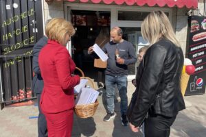 02.05.2022. Staszów. Flagi dla mieszkańców. Na zdjęciu (po lewej): Leszek Kopeć - burmistrz Staszowa i Anna Krupka - wiceminister sportu i turystyki / Grażyna Szlęzak-Wójcik / Radio Kielce