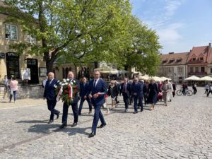 03.05.2022. Sandomierz. Uroczystości rocznicy Konstytucji 3 Maja. Na zdjęciu (od lewej): Tomasz Huk - przewodniczący Rady Powiatu Sandomierskiego, poseł Marek Kwitek, starosta Marcin Piwnik / Grażyna Szlęzak-Wójcik / Radio Kielce