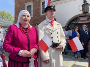 03.05.2022. Sandomierz. Uroczystości rocznicy Konstytucji 3 Maja. Na zdjęciu (od lewej): Celina i Wojciech Chmielowie w dawnych strojach sandomierskich / Grażyna Szlęzak-Wójcik / Radio Kielce