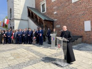 03.05.2022. Sandomierz. Uroczystości rocznicy Konstytucji 3 Maja. Na zdjęciu (przy mównicy): ks. Jacek Marchewka - proboszcz parafii katedralnej / Grażyna Szlęzak-Wójcik / Radio Kielce