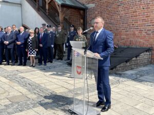 03.05.2022. Sandomierz. Uroczystości rocznicy Konstytucji 3 Maja. Na zdjęciu (przy mównicy): Marcin Piwnik - starosta sandomierski / Grażyna Szlęzak-Wójcik / Radio Kielce