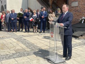 03.05.2022. Sandomierz. Uroczystości rocznicy Konstytucji 3 Maja. Na zdjęciu (przy mównicy): poseł Marek Kwitek / Grażyna Szlęzak-Wójcik / Radio Kielce