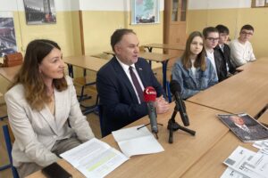 06.05.2022. Sandomierz. Spotkanie posła Marka Kwitka z posłami Sejmu Dzieci i Młodzieży. Na zdjęciu (od lewej): Katarzyna Wojciechowska - wicedyrektor Szkoły Podstawowej nr 4 w Sandomierzu, poseł PiS Marek Kwitek, uczniowie: Maria Hajduk, Kinga Pietruszka, Szymon Bokwa, Aleks Pożoga / Grażyna Szlęzak-Wójcik / Radio Kielce