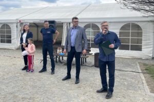 06.05.2022. Sandomierz. Piknik integracyjny "Solidarni z Ukrainą". Na zdjęciu (od lewej): Agnieszka Krasoń - kierownik świetlicy środowiskowej, Paweł Wierzbicki - dyrektor Miejskiego Ośrodka Sportu i Rekreacji, Marcin Marzec - burmistrz Sandomierza, Krzysztof Kwiecień - Sandomierskie Centrum Kultury. / Grażyna Szlęzak-Wójcik / Radio Kielce