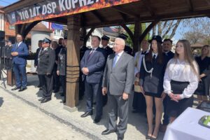 08.05.2022. Koprzywnica. Jubileusz 110-lecia Ochotniczej Straży Pożarnej w Koprzywnicy. Na zdjęciu (od lewej): Marcin Piwnik - starosta sandomierski, Szymon Kołacz - prezes zarządu powiatowego OSP w Sandomierzu, Marek Kwitek - poseł PiS i Krzysztof Lipiec - prezes świętokrzyskich struktur PiS / Grażyna Szlęzak-Wójcik / Radio Kielce