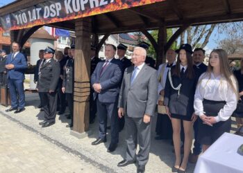 08.05.2022. Koprzywnica. Jubileusz 110-lecia Ochotniczej Straży Pożarnej w Koprzywnicy. Na zdjęciu (od lewej): Marcin Piwnik - starosta sandomierski, Szymon Kołacz - prezes zarządu powiatowego OSP w Sandomierzu, Marek Kwitek - poseł PiS i Krzysztof Lipiec - prezes świętokrzyskich struktur PiS / Grażyna Szlęzak-Wójcik / Radio Kielce