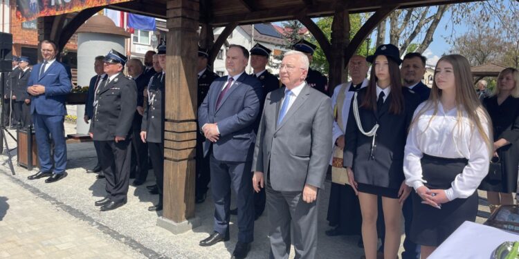 08.05.2022. Koprzywnica. Jubileusz 110-lecia Ochotniczej Straży Pożarnej w Koprzywnicy. Na zdjęciu (od lewej): Marcin Piwnik - starosta sandomierski, Szymon Kołacz - prezes zarządu powiatowego OSP w Sandomierzu, Marek Kwitek - poseł PiS i Krzysztof Lipiec - prezes świętokrzyskich struktur PiS / Grażyna Szlęzak-Wójcik / Radio Kielce