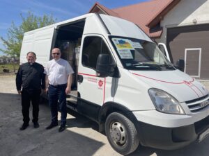 20.05.2022. Sandomierz. Transport pomocy humanitarnej przygotowany przez Caritas Diecezji Sandomierskiej. Na zdjęciu (od lewej): ks. Tomasz Nadbereżny - diecezja charkowsko-zaporoska i ks. Tomasz Szostek - Caritas Diecezji Sandomierskiej / Grażyna Szlęzak-Wójcik / Radio Kielce