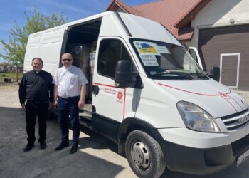 20.05.2022. Sandomierz. Transport pomocy humanitarnej przygotowany przez Caritas Diecezji Sandomierskiej. Na zdjęciu (od lewej): ks. Tomasz Nadbereżny  - diecezja charkowsko-zaporoska i ks. Tomasz Szostek - Caritas Diecezji Sandomierskiej / Grażyna Szlęzak-Wójcik / Radio Kielce