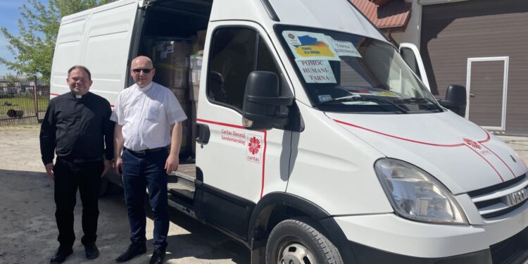 20.05.2022. Sandomierz. Transport pomocy humanitarnej przygotowany przez Caritas Diecezji Sandomierskiej. Na zdjęciu (od lewej): ks. Tomasz Nadbereżny  - diecezja charkowsko-zaporoska i ks. Tomasz Szostek - Caritas Diecezji Sandomierskiej / Grażyna Szlęzak-Wójcik / Radio Kielce