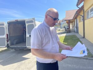 20.05.2022. Sandomierz. Transport pomocy humanitarnej przygotowany przez Caritas Diecezji Sandomierskiej. Na zdjęciu ks. Tomasz Szostek - Caritas Diecezji Sandomierskiej / Grażyna Szlęzak-Wójcik / Radio Kielce