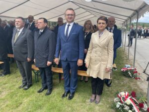 22.05.2022. Konary. Rocznica bitwy legionów J. Piłsudskiego. Na zdjęciu (od lewej); poseł Andrzej Kryj, Marek Goździewski - burmistrz Klimontowa, Marcin Piwnik - starosta sandomierski, Anna Paluch - wiceprezes ARiMR w Kielcach / Grażyna Szlęzak / Radio Kielce