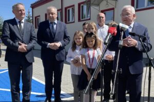 16.05.2022. Starachowice. Oddanie do użytku nowej szatni przy SP 1 / Anna Głąb / Radio Kielce