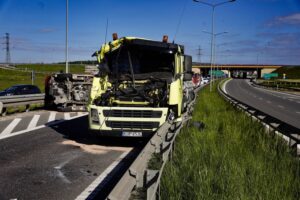 23.05.2022. Kostomłoty Pierwsze. Zderzenie busa i ciężarówki / Jarosław Kubalski / Radio Kielce