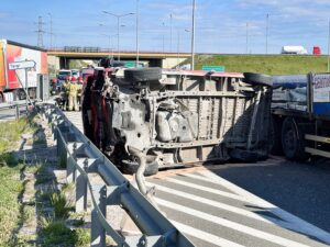 23.05.2022. Kostomłoty Pierwsze. Zderzenie busa i ciężarówki / Jarosław Kubalski / Radio Kielce