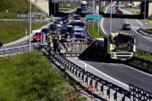 23.05.2022. Kostomłoty Pierwsze. Zderzenie busa i ciężarówki / Jarosław Kubalski / Radio Kielce