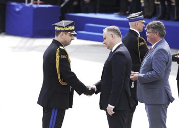06.05.2022. Warszawa. Andrzej Duda - prezydent RP (z prawej) wręcza nominację generalską Krzysztofowi Cioskowi, świętokrzyskiemu komendantowi wojewódzkiemu Państwowej Straży Pożarnej / Jarosław Kubalski / Radio Kielce