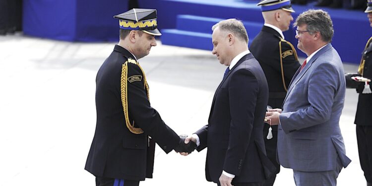 06.05.2022. Warszawa. Andrzej Duda - prezydent RP (z prawej) wręcza nominację generalską Krzysztofowi Cioskowi, świętokrzyskiemu komendantowi wojewódzkiemu Państwowej Straży Pożarnej / Jarosław Kubalski / Radio Kielce