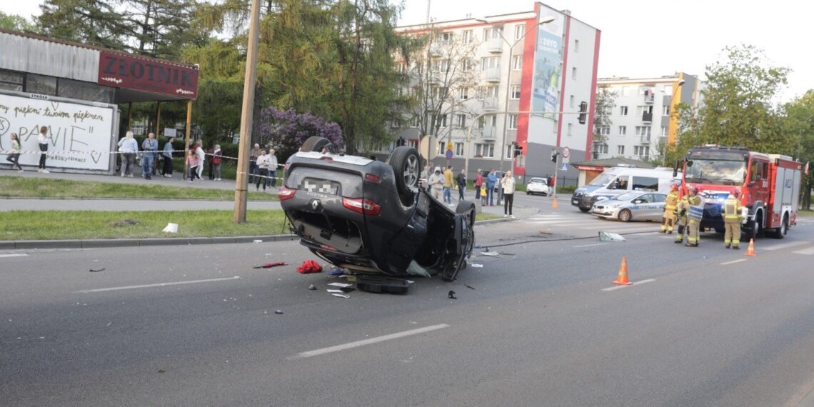 14.05.2022. Kielce. Dachowanie na skrzyżowaniu ulic Jesionowej i Marszałkowskiej / Fot. Jarosław Kubalski - Radio Kielce