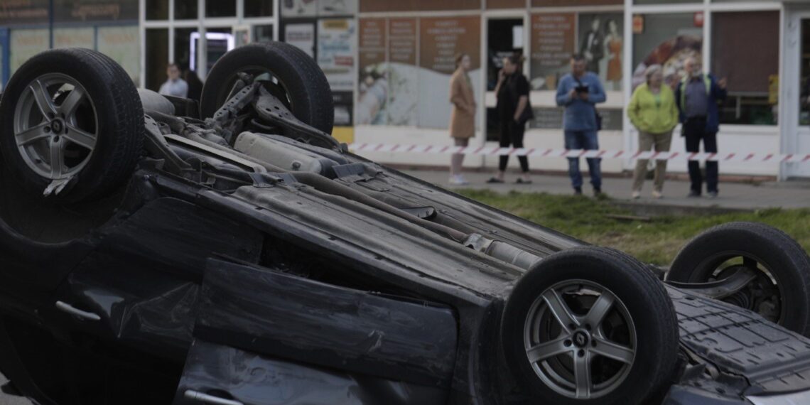 14.05.2022. Kielce. Dachowanie na skrzyżowaniu ulic Jesionowej i Marszałkowskiej / Fot. Jarosław Kubalski - Radio Kielce